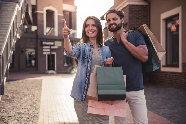 Alışveriş yapan çift.