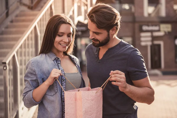 Casal fazendo compras — Fotografia de Stock