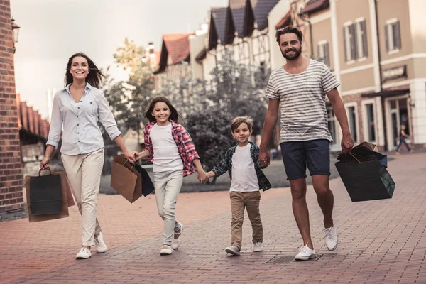 Aile Alışveriş Yapıyor