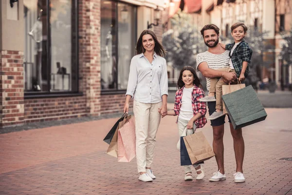 Familie beim Einkaufen — Stockfoto