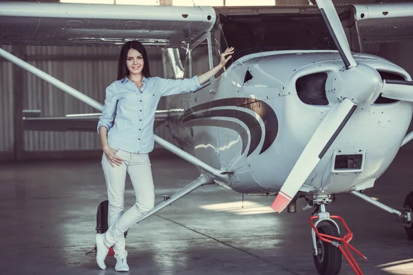 Mujer y avión — Foto de Stock