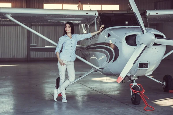Vrouw en vliegtuigen — Stockfoto