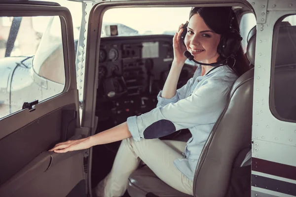 Mulher e avião — Fotografia de Stock