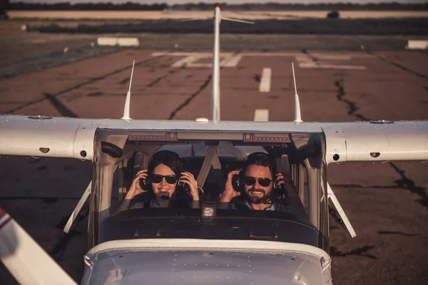 Paar in vliegtuigen — Stockfoto