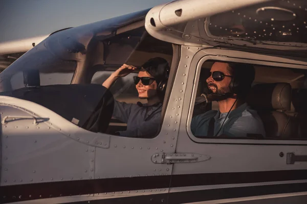 Paar in vliegtuigen — Stockfoto