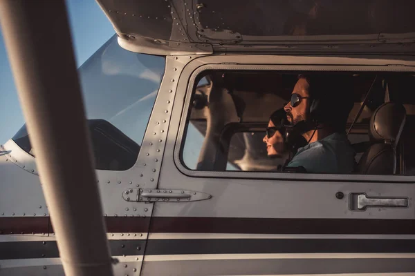 Casal em aeronaves — Fotografia de Stock