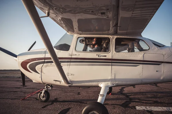 Casal em aeronaves — Fotografia de Stock