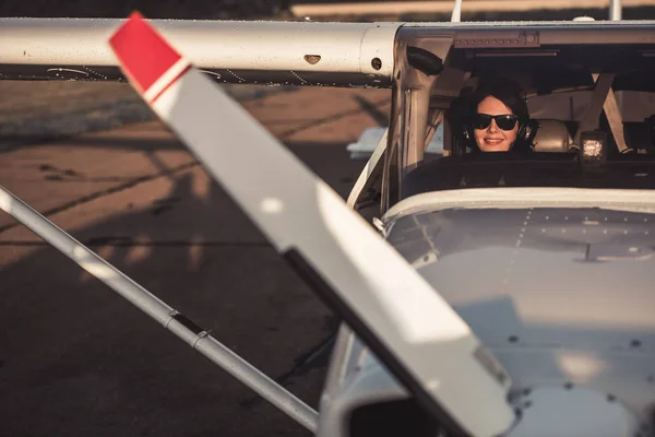 Casal em aeronaves — Fotografia de Stock