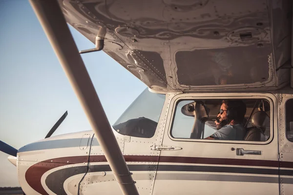 Casal em aeronaves — Fotografia de Stock