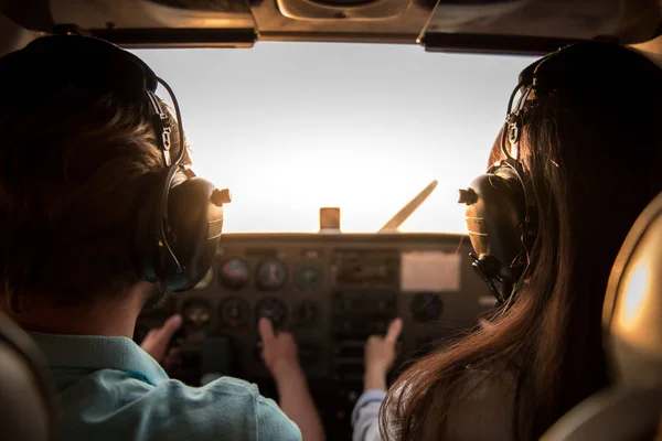 Casal em aeronaves — Fotografia de Stock