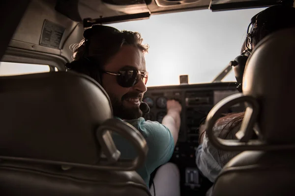 Casal em aeronaves — Fotografia de Stock