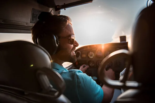 Couple in aircraft — Stock Photo, Image