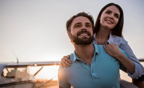 Pareja y avión — Foto de Stock