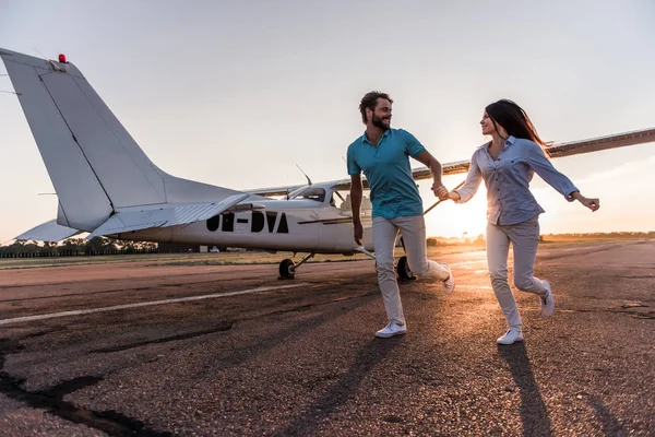 Pareja y avión — Foto de Stock