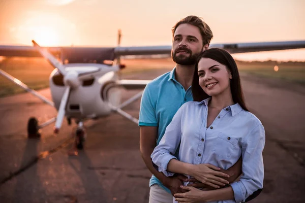 Par och flygplan — Stockfoto