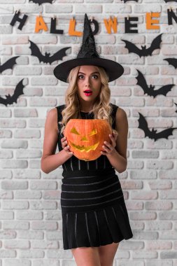 Kız Cadılar Bayramı partisi için hazır