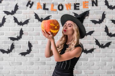 Kız Cadılar Bayramı partisi için hazır