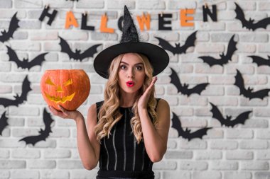 Kız Cadılar Bayramı partisi için hazır