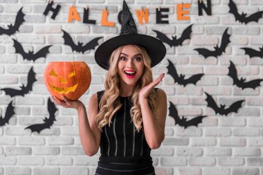 Kız Cadılar Bayramı partisi için hazır