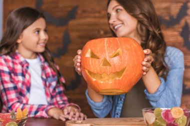 Anne ve kızı Cadılar Bayramı için hazır