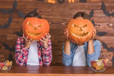 Anne ve kızı Cadılar Bayramı için hazır