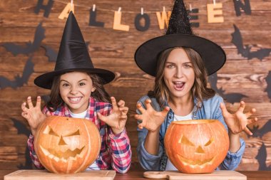 Anne ve kızı Cadılar Bayramı için hazır