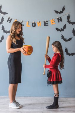 Anne ve kızı Cadılar Bayramı için hazır