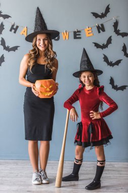 Anne ve kızı Cadılar Bayramı için hazır