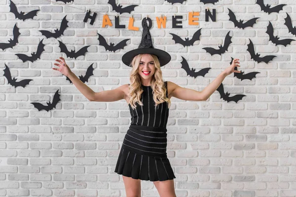 Menina pronta para a festa de Halloween — Fotografia de Stock