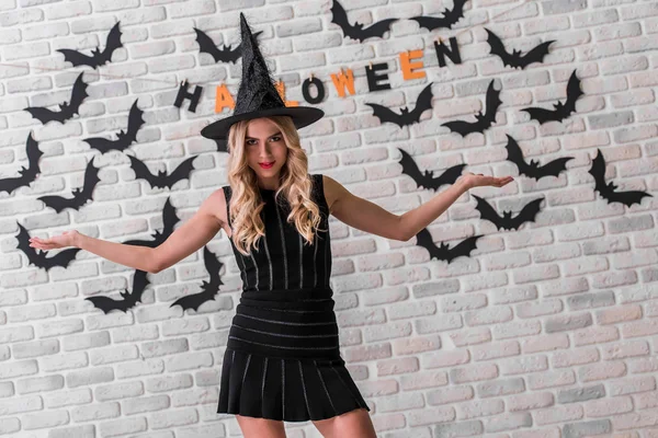 Menina pronta para a festa de Halloween — Fotografia de Stock