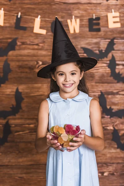 Küçük kız Cadılar Bayramı için hazır