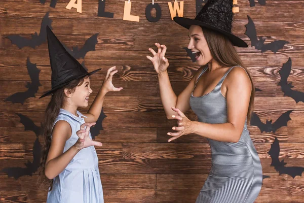 Mãe e filha prontas para o Halloween — Fotografia de Stock