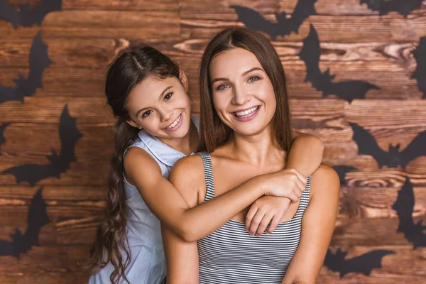 Mãe e filha prontas para o Halloween — Fotografia de Stock