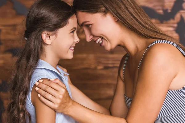 Mãe e filha prontas para o Halloween — Fotografia de Stock