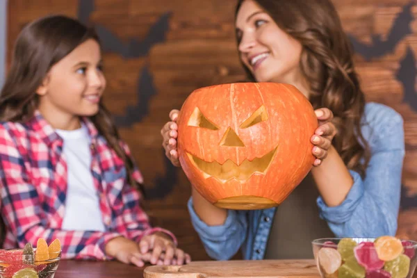 Anne ve kızı Cadılar Bayramı için hazır