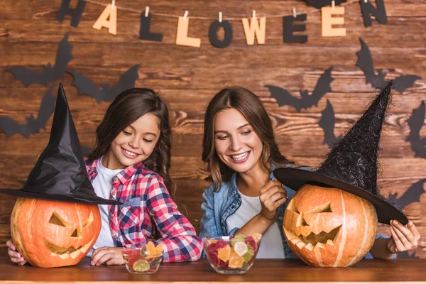 Mãe e filha prontas para o Halloween — Fotografia de Stock