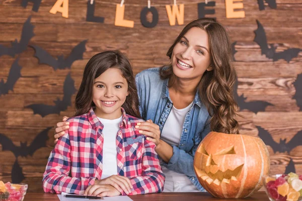 Mamma e figlia pronte per Halloween — Foto Stock