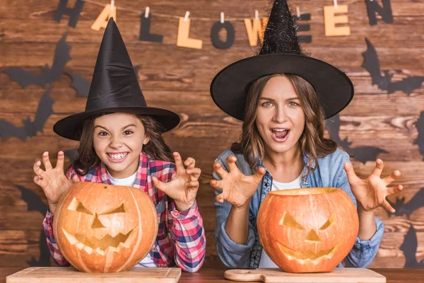 Anne ve kızı Cadılar Bayramı için hazır