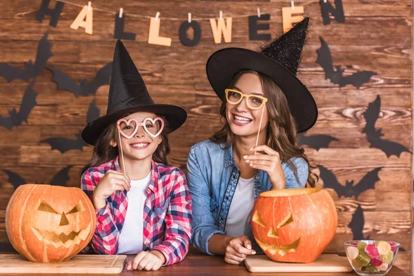 Anya és lánya készen áll a Halloween — Stock Fotó