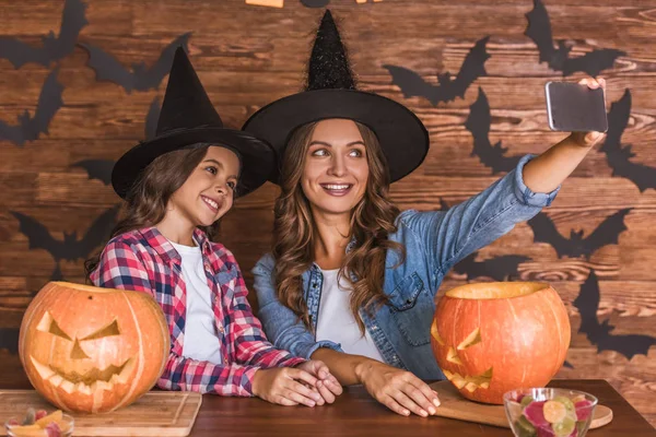 Anya és lánya készen áll a Halloween — Stock Fotó