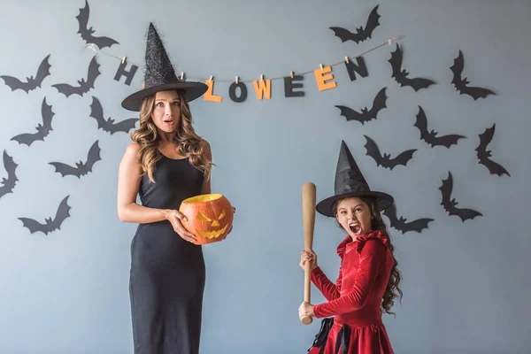 Anya és lánya készen áll a Halloween — Stock Fotó