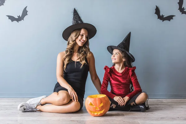 Anya és lánya készen áll a Halloween — Stock Fotó