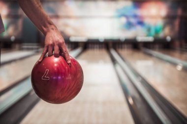 Bowling oynuyor adam
