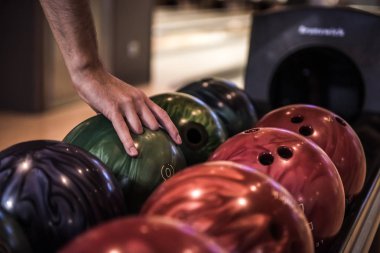 Bowling oynuyor adam