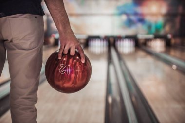 Bowling oynuyor adam
