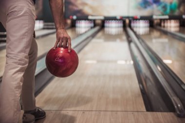 Bowling oynuyor adam