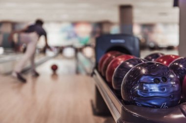 Bowling oynuyor adam