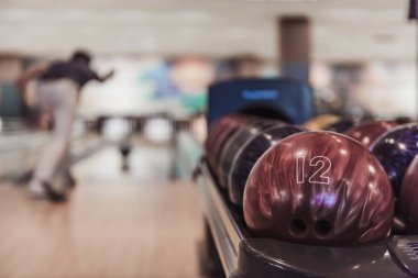 Bowling oynuyor adam