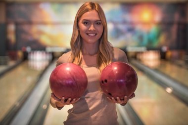 Bowling oynayan kız