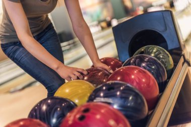 Bowling oynayan kız